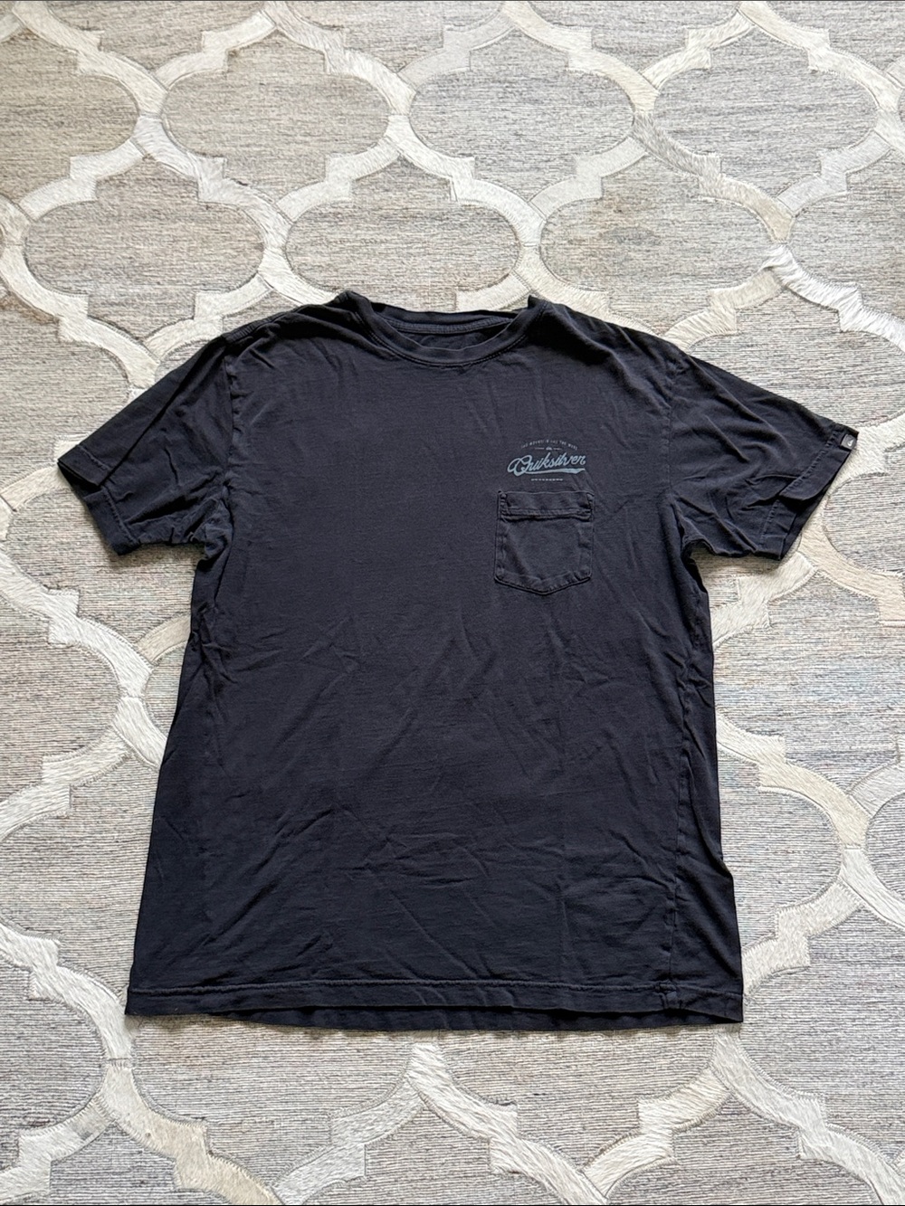 Quiksilver Men’s M dark gray tee